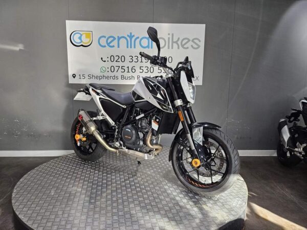 KTM 690 Duke 690 Duke 2018 White 15