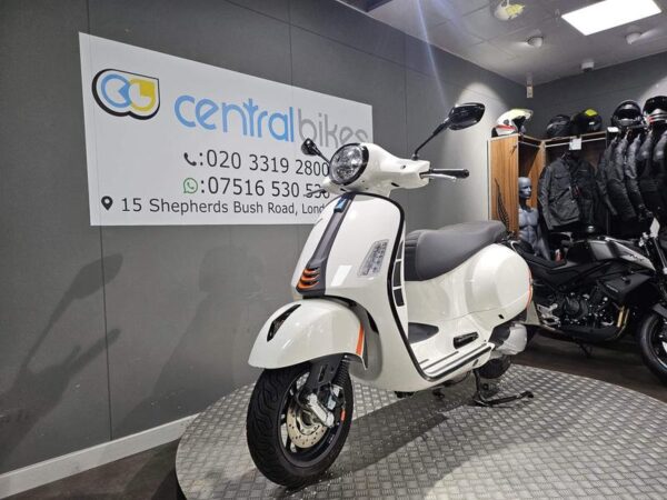 Piaggio Vespa GTS 300 HPE Supersport ABS E5 2024 White 11