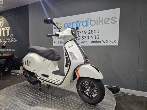 Piaggio Vespa GTS 300 HPE Supersport ABS E5 2024 White 26