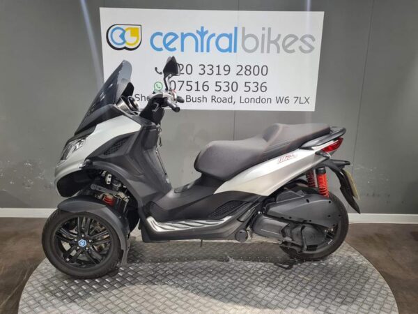 Piaggio MP3 300 Sport HPE 2024 Silver 17