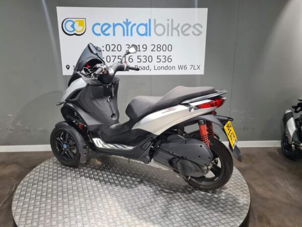 Piaggio MP3 300 Sport HPE 2024 Silver 16