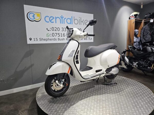 Piaggio Vespa GTS 300 HPE Supersport ABS E5 2024 White 14