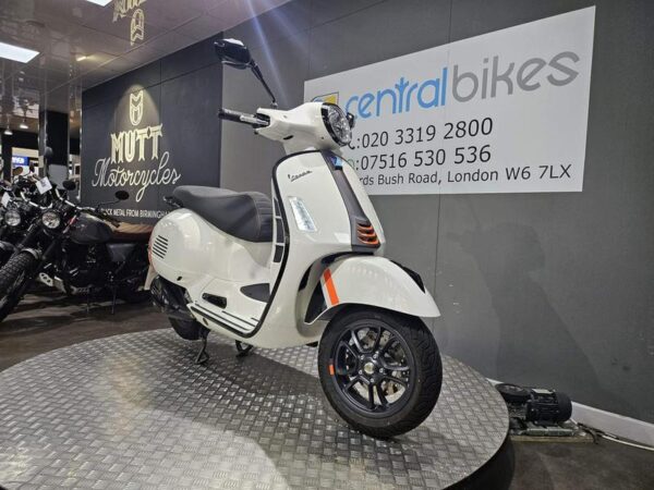 Piaggio Vespa GTS 300 HPE Supersport ABS E5 2024 White 6