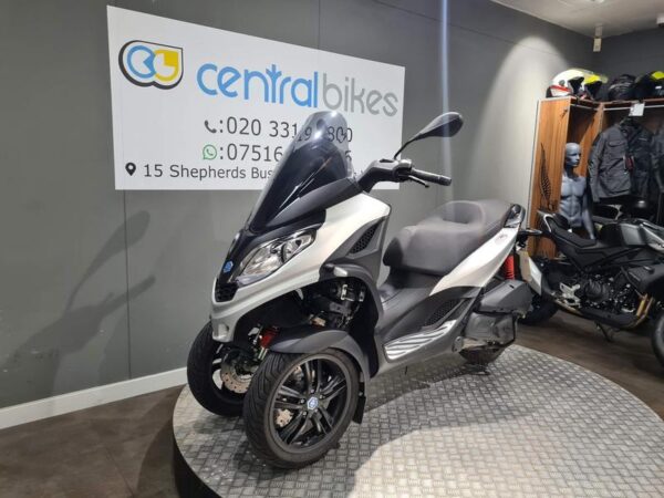 Piaggio MP3 300 Sport HPE 2024 Silver 18