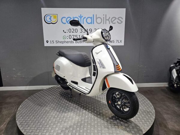 Piaggio Vespa GTS 300 HPE Supersport ABS E5 2024 White 10