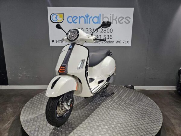 Piaggio Vespa GTS 300 HPE Supersport ABS E5 2024 White 13