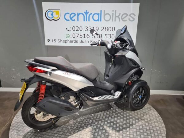 Piaggio MP3 300 Sport HPE 2024 Silver 12