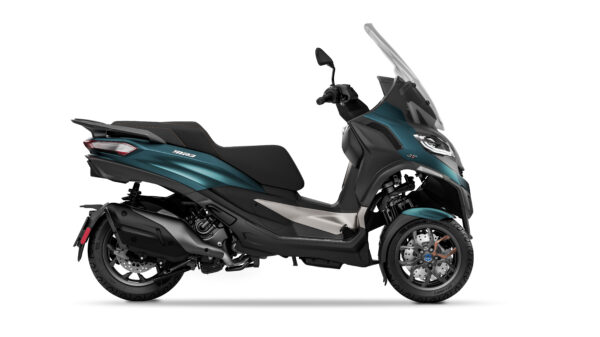 PIAGGIO MP3 530 EXCLUSIVE Euro 5+ A modern maxi-scooter in teal and black colors with aerodynamic design, featuring a tall windscreen, dual seats, and alloy wheels, isolated on a white background.