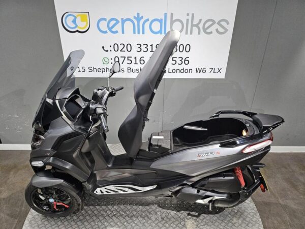 Piaggio MP3 400 HPE Sport E5 2023 Grey 19