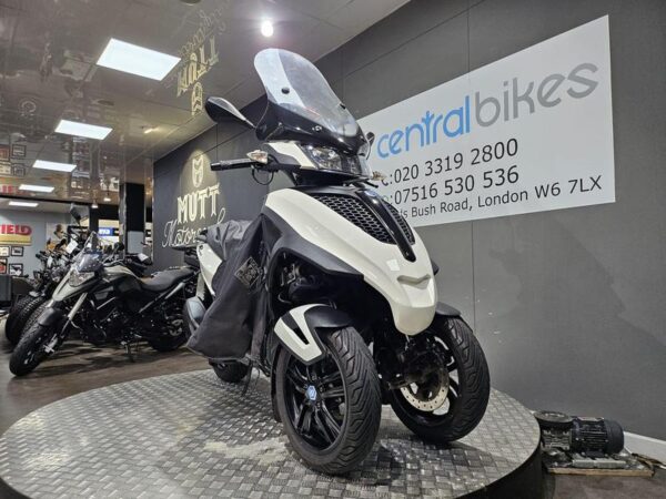 Piaggio MP3 300 Yourban Sport 2019 White 27