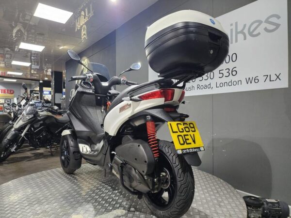 Piaggio MP3 300 Sport HPE 2020 White 26