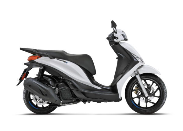 Piaggio Medley S 125 Euro 5+ A modern white scooter with a sleek design, featuring a black seat, stylish wheels, and a streamlined body profile.