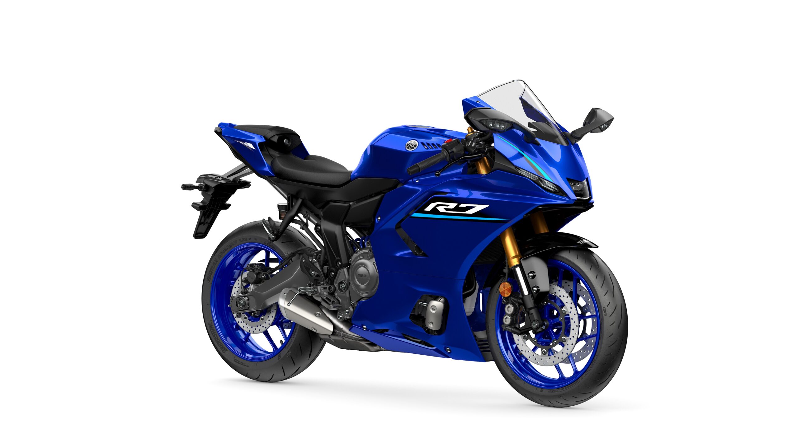 2026 Yamaha R7 Icon Blue Lateral Right A blue Yamaha motorcycle with a sleek design, featuring an R7 logo, sporty fairings, and alloy wheels.