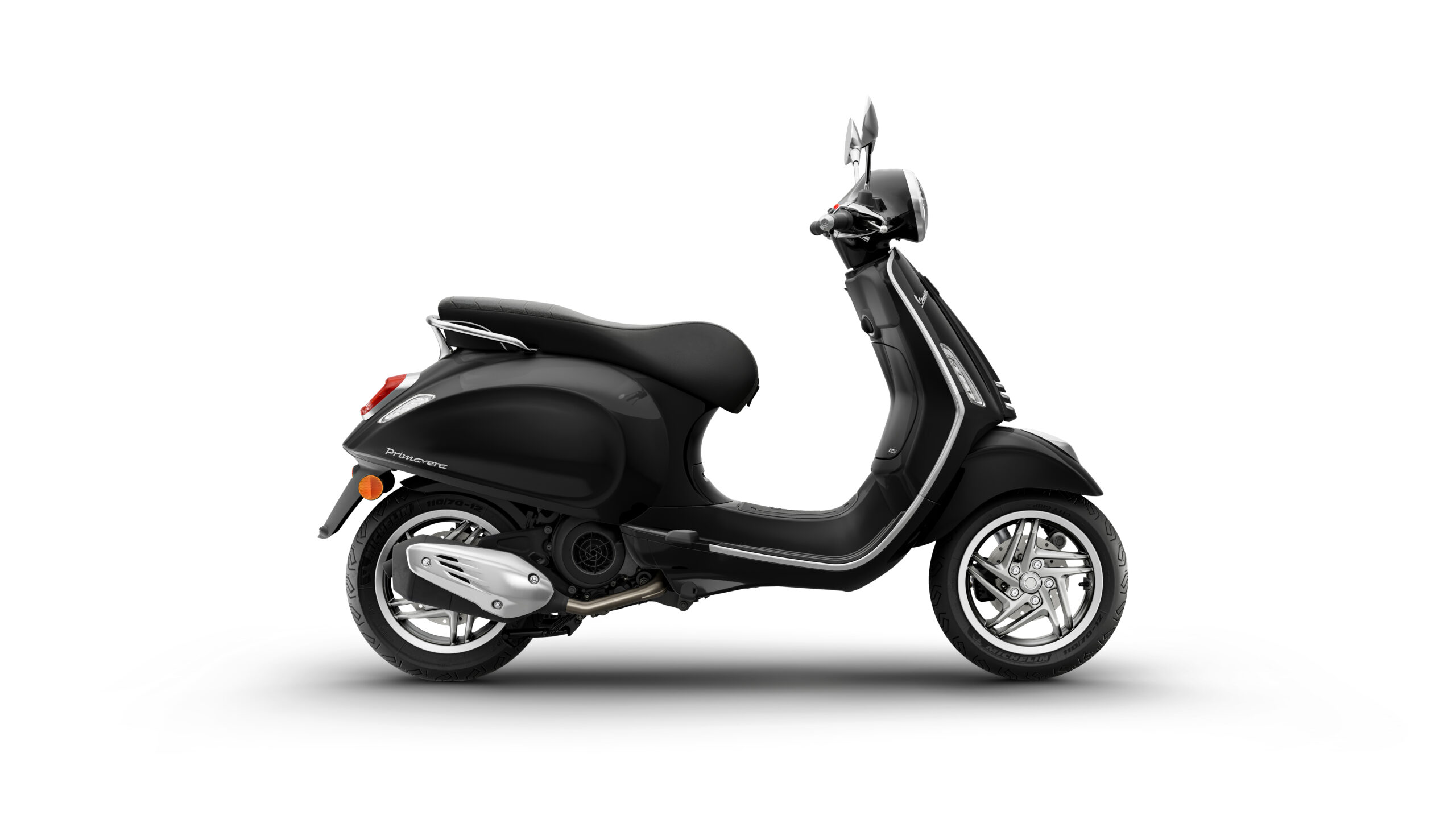 Primavera 125 2026 Nero Convinto Right A sleek black scooter viewed from the side, featuring a rounded body, chrome accents, and a comfortable seat.