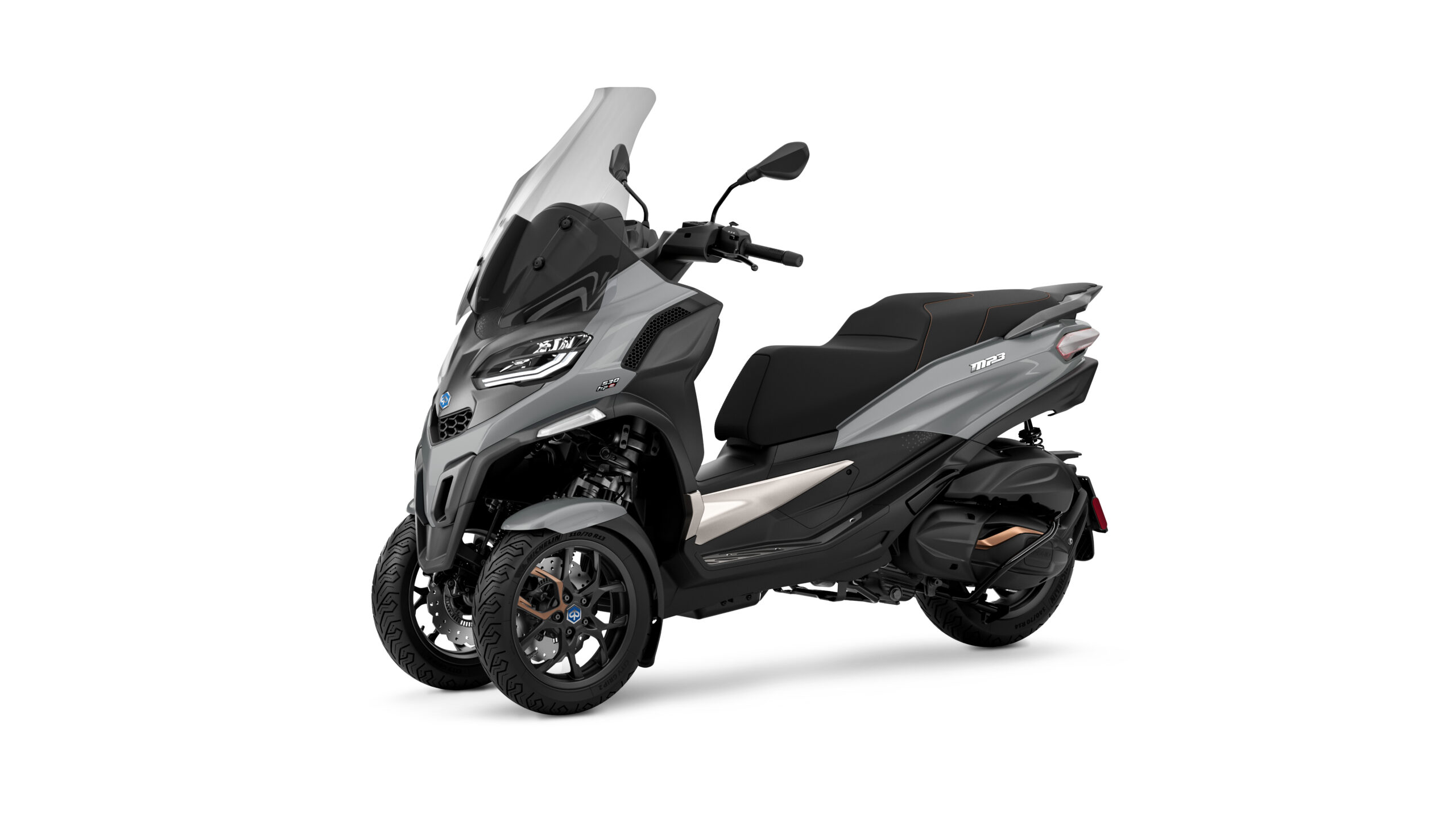 Piaggio_MP3_Exclusive 530_Grigio Mercurio_3_4_front-sx A sleek gray three-wheeled scooter with a large windscreen, sporty design elements, and modern details, parked against a white background.