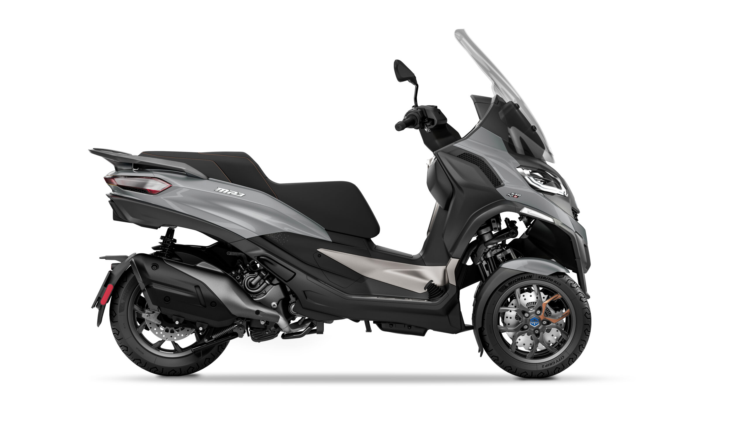 Piaggio_MP3_Exclusive 530_Grigio Mercurio_side-dx A sleek gray three-wheeled scooter showcasing a modern design, featuring a windshield, comfortable seating, and sport wheels.