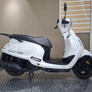 SYM Fiddle 125 2020 A white scooter is displayed on a checkered surface, showcasing its sleek design, black seat, and rear view mirror against a neutral backdrop.
