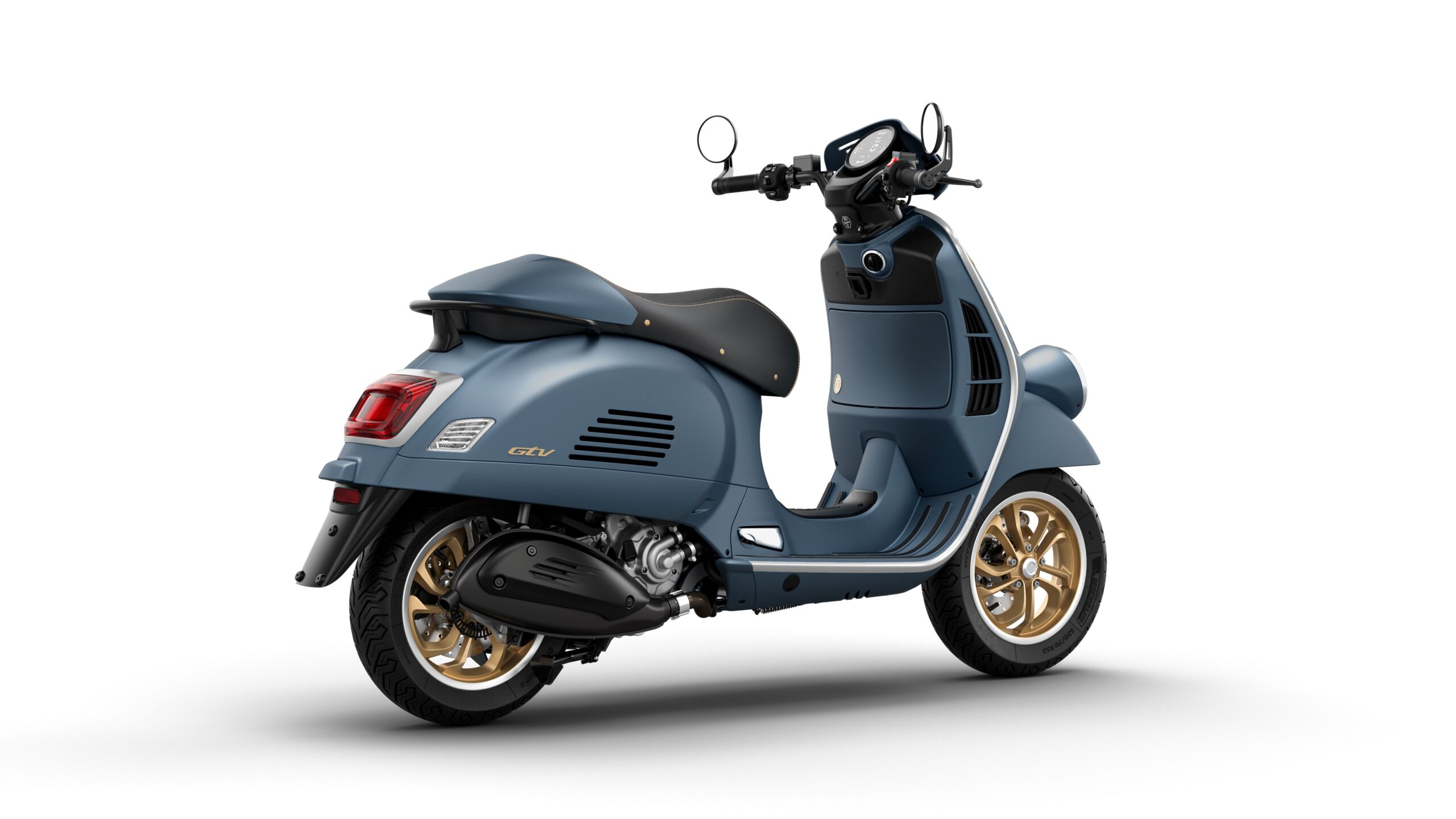 Vespa GTV 125 MY26 Officina Lateral Right Rear A blue scooter with gold rims and a black seat, showcasing its retro design and sleek profile, positioned on a white background.