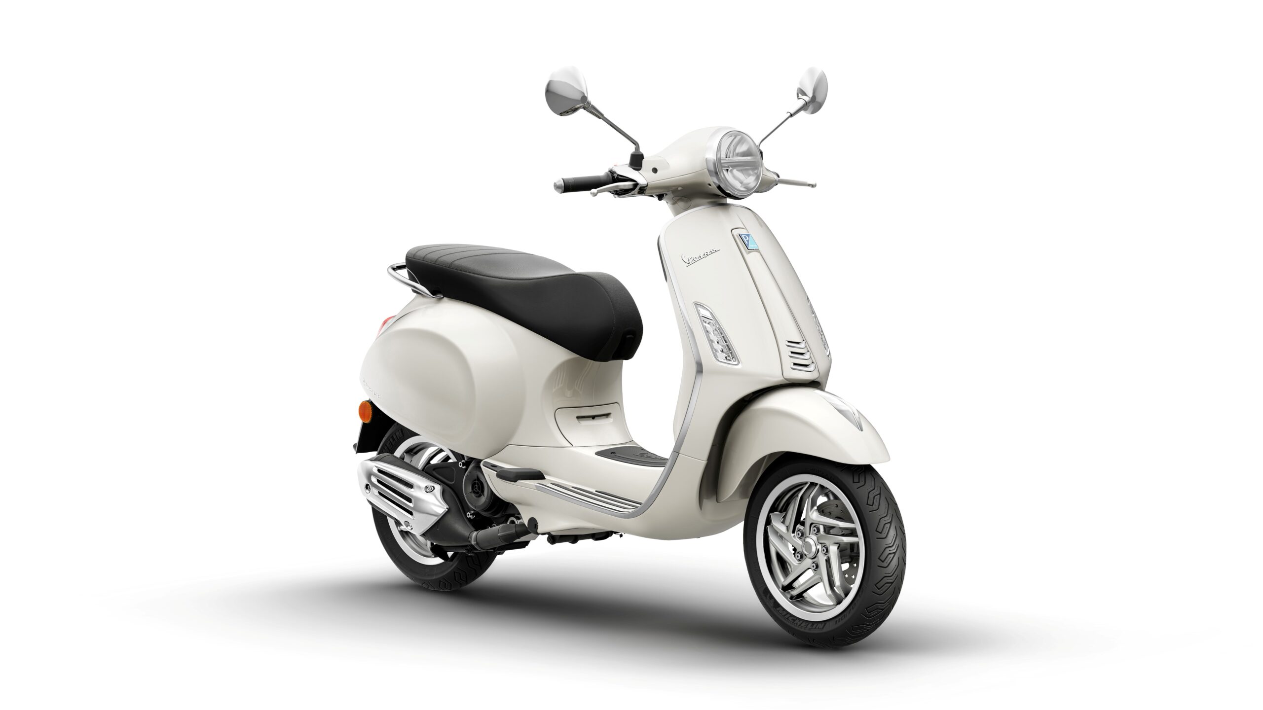 Vespa Primavera 50 MY26 Bianco Innocente Lateral Right A stylish cream-colored scooter with a black seat, chrome accents, and a classic retro design, positioned on a white background.