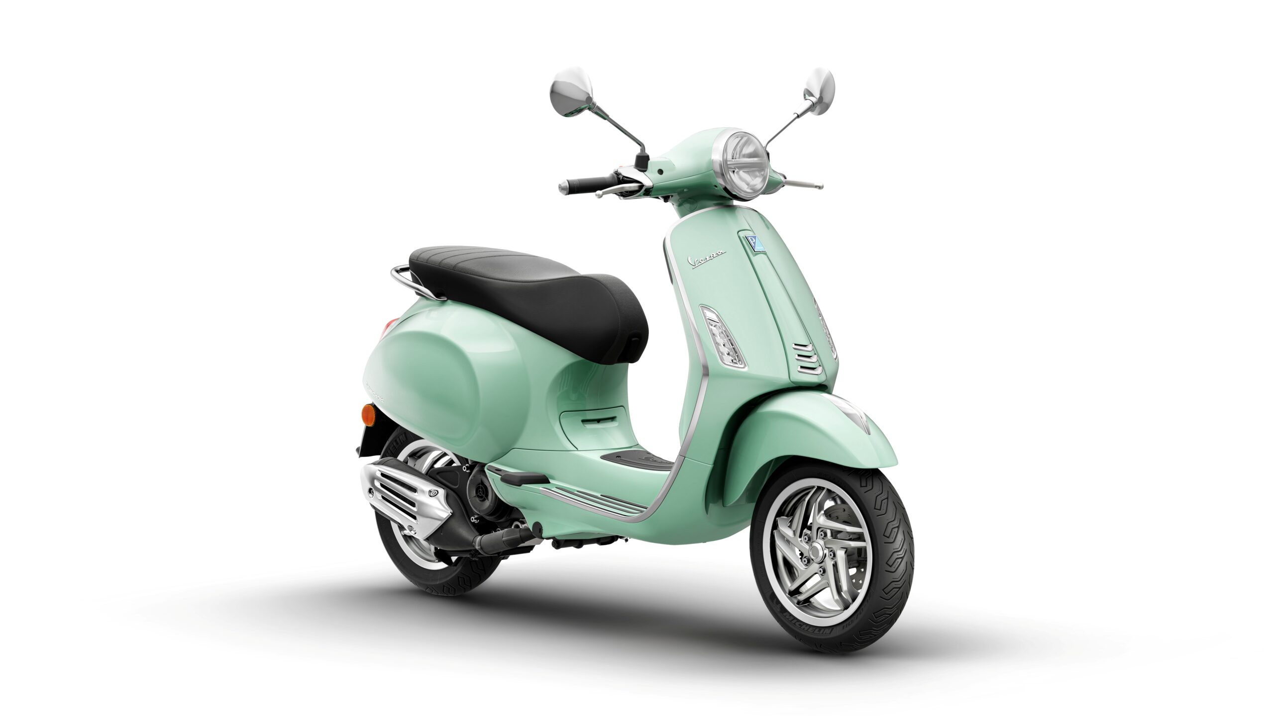 Vespa Primavera 50 MY26 Verde Amabile Lateral Right A mint green Vespa scooter angled to the right, showcasing its retro design, sleek body, and chrome details against a white background.
