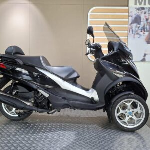 Piaggio MP3 500 Business 2021 A black and silver three-wheeled scooter displayed on a checkered platform against a neutral background.