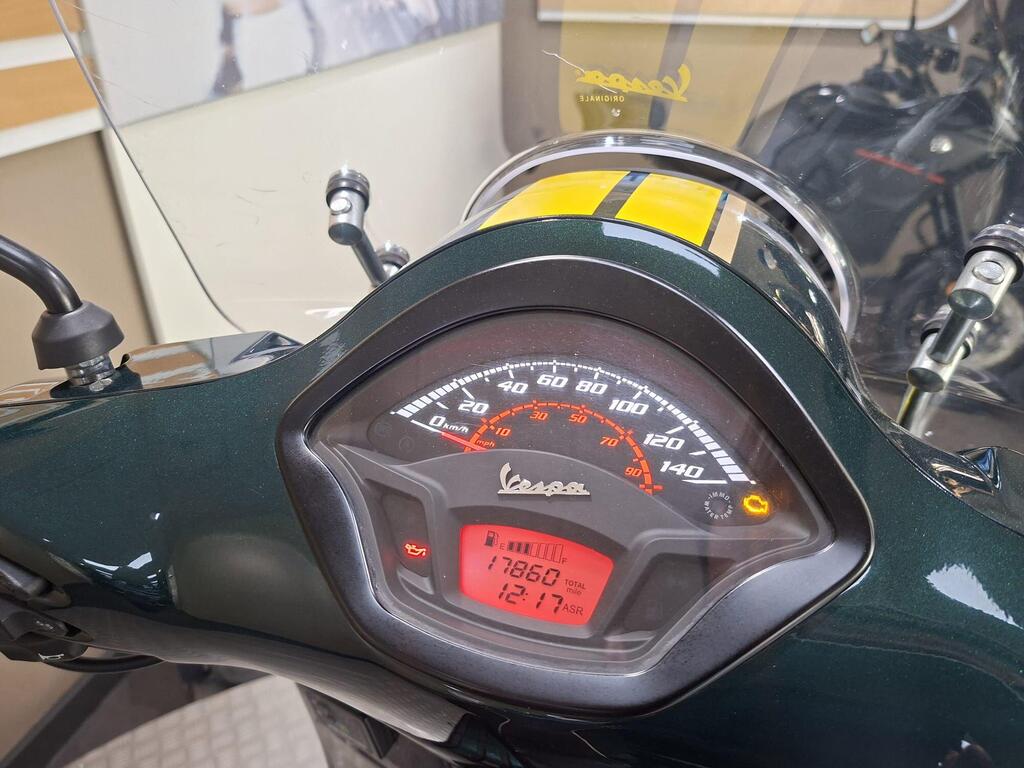 Vespa GTS 300 Racing Sixties 2022 14 A close-up view of a motorcycle dashboard showing a speedometer and odometer with a reading of 17860 km, and various indicator lights, set against a blurred background.