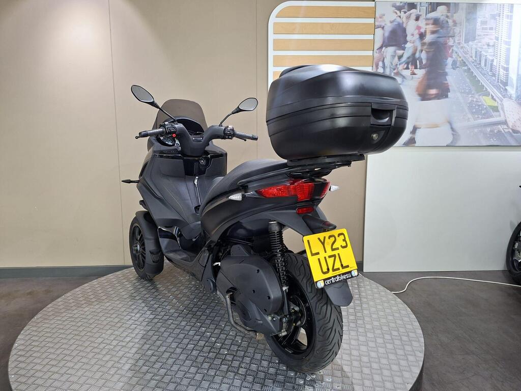 Piaggio MP3 300 2023 9