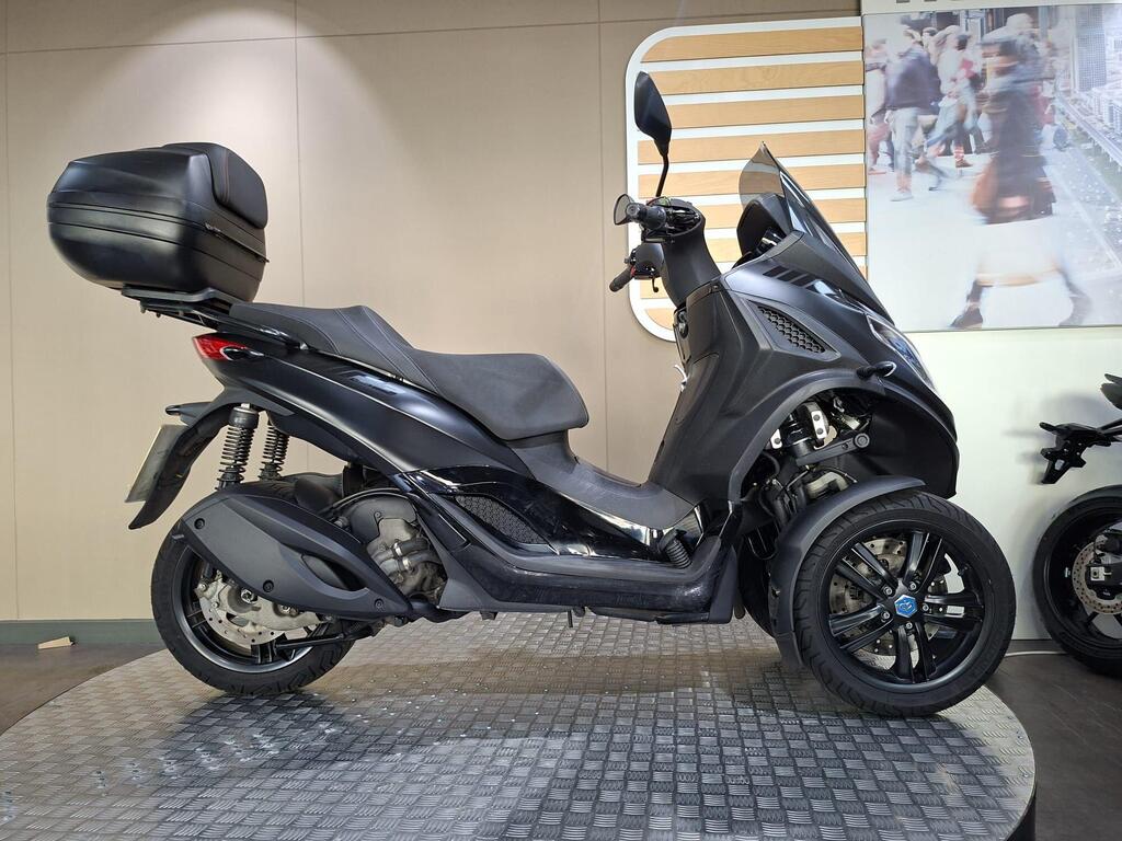 Piaggio MP3 300 2024 1 Piaggio MP3 300 2024
