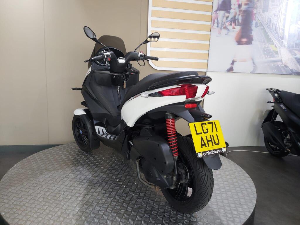 Piaggio MP3 300 2021 8