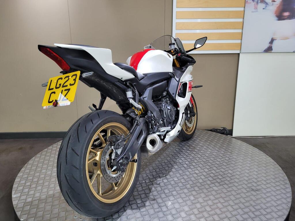 Yamaha R7 2023 12